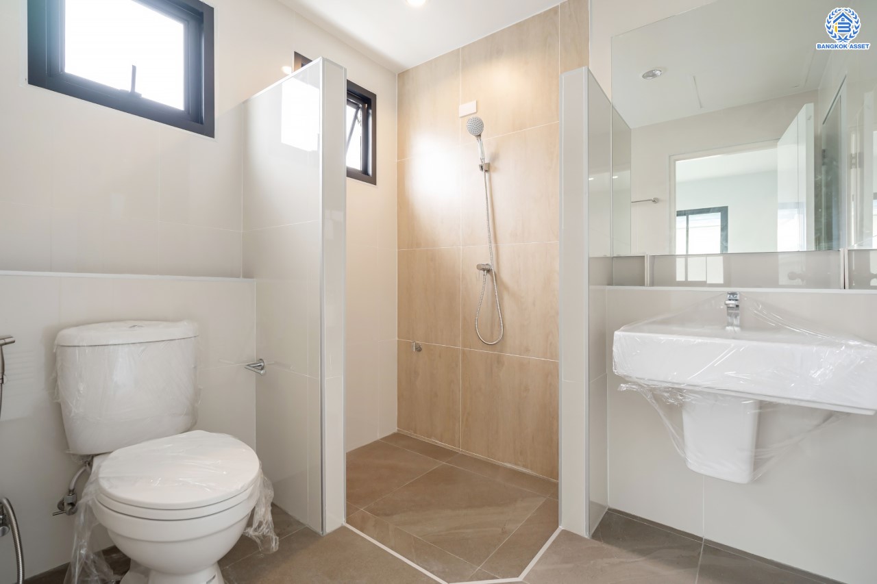 บ้านมือสองตกแต่งใหม่ ม.ชัยพฤกษ์ บางบัวทอง บ้านเดี่ยวหลังมุม แบรนด์ LH เนื้อที่ 72.5 ตร.ว. ฟังก์ชัน 3 ห้องนอน 3 ห้องน้ำ 1 ห้องอเนกประสงค์ จอดรถได้ 1 คัน พร้อม Facilities ครบครัน บนทำเลเดินทางสะดวก ติดถนนบางกรวย-ไทรน้อย ใกล้เซ็นทรัลเวสต์เกต และรถไฟฟ้าสายสีม่วง "สถานีบางพลู"